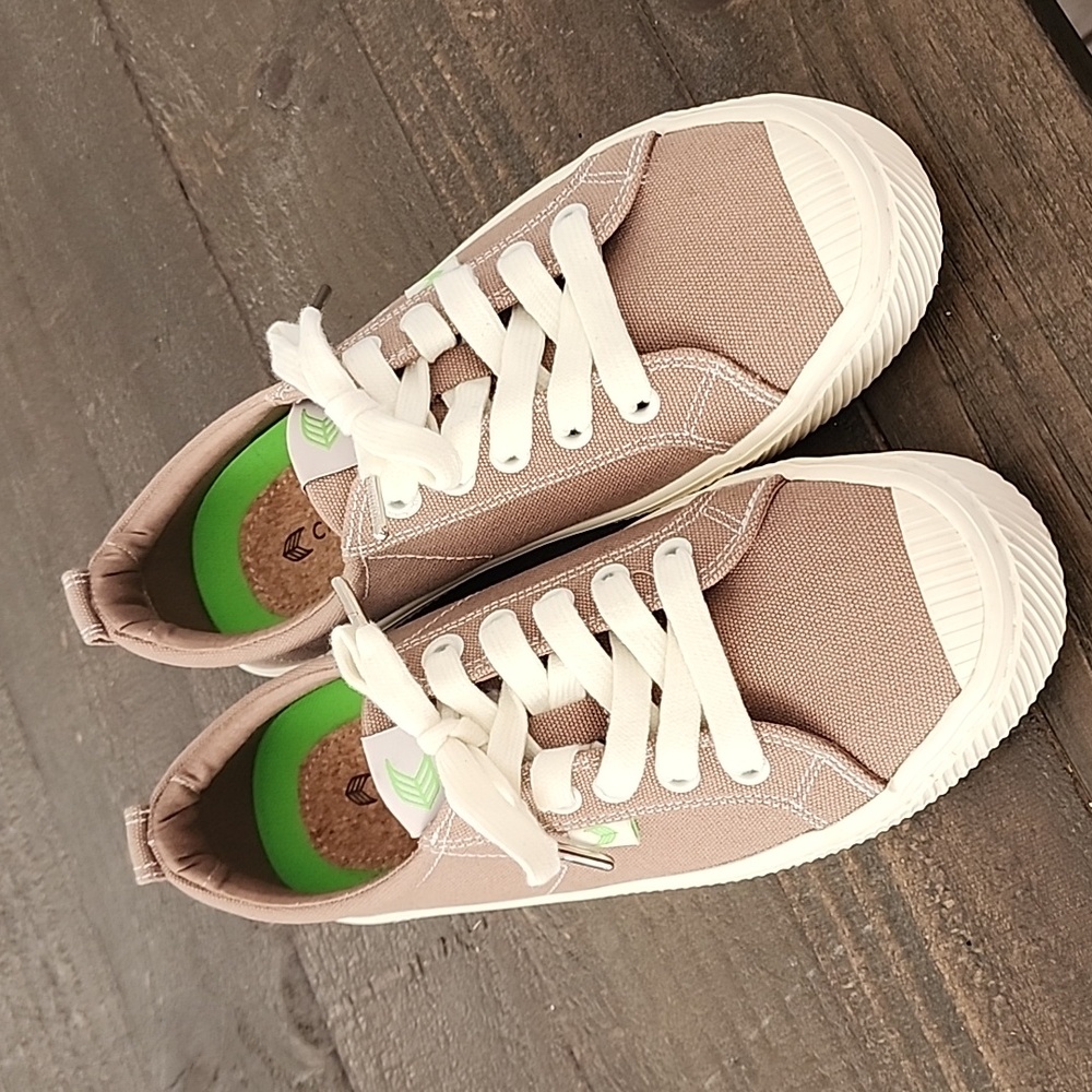 CARIUMA Women's OCA Low Canvas Sneaker, Size 6